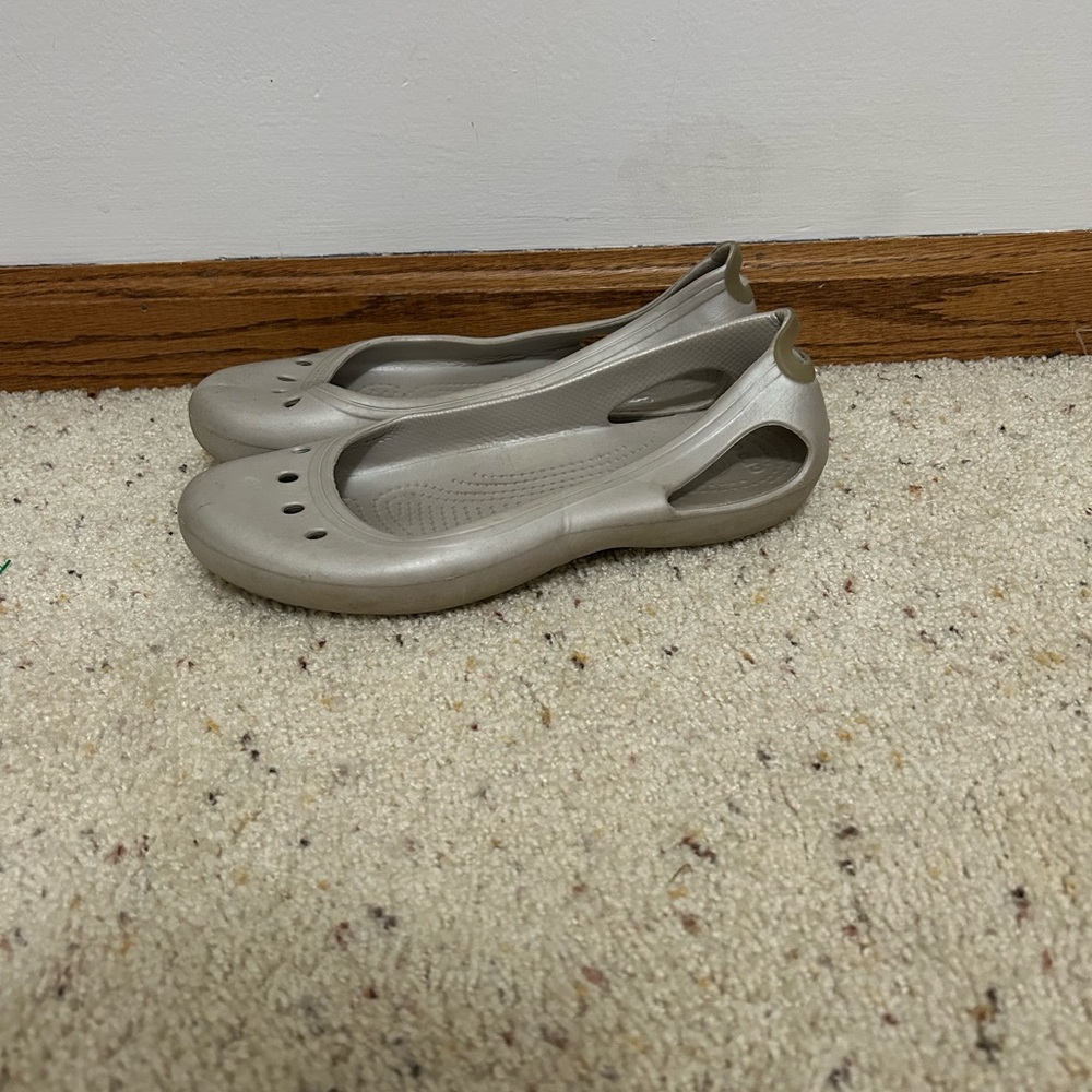 Women's Size 8 Crocs Flats